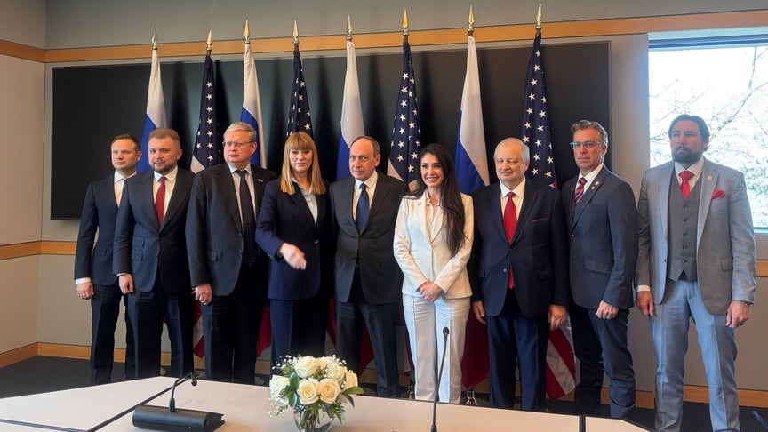 Американські представники з членами російської делегації, 26 березня 2026 року