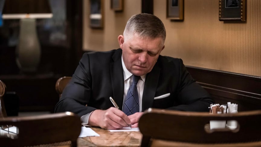 Премʼєр-міністр Словаччини Роберт Фіцо пише відповідь своєму чеському колезі Петру Фіалі