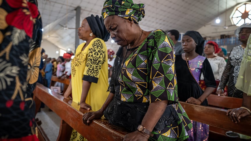 Парафіяни моляться за безпечне повернення учнів католицької школи, яких викрали на початку місяця, 30 листопада 2025 року
