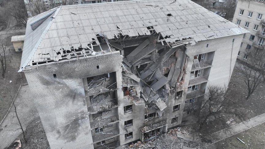 Оккупанты атаковали здание в Донецкой области, где жили спасатели