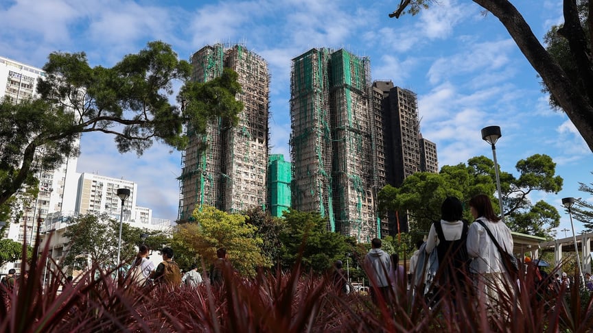 Люди збираються, щоб віддати данину пам’яті загиблим унаслідок пожежі багатоквартирного комплексу в Гонконзі,  29 листопада 2025 року