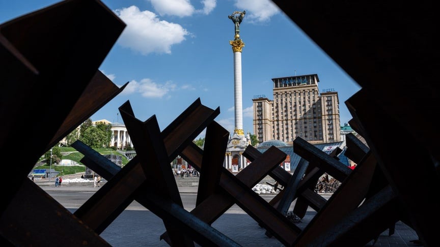 Противотанковые ежи на Майдане Независимости в Киеве, 12 мая 2022 года