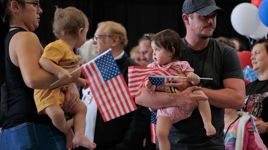 Ілюстративне фото. Новоприбулі південноафриканці чекають на вітальні заяви від урядовців США поблизу Міжнародного аеропорту «Вашингтон Даллес», 12 травня 2025 року