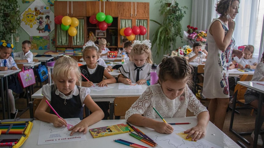 Защитные очки и немного русского. Как прошло 1 сентября в школах Луганской области