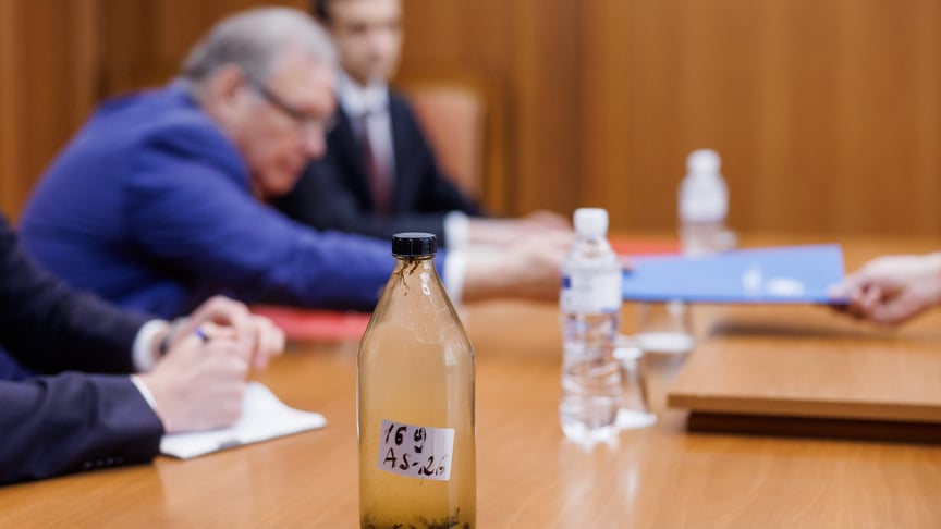 Послу росії в Молдові вручили ноту протесту та пляшку брудної води з Дністра