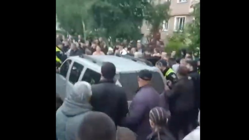 Люди в Кам'янці-Подільському, які оточили автівку ТЦК Люди в Кам'янці-Подільському, які оточили автівку ТЦК