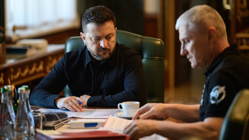 Президент України Володимир Зеленський під час розмови з керівником ГУР Олегом Іващенком