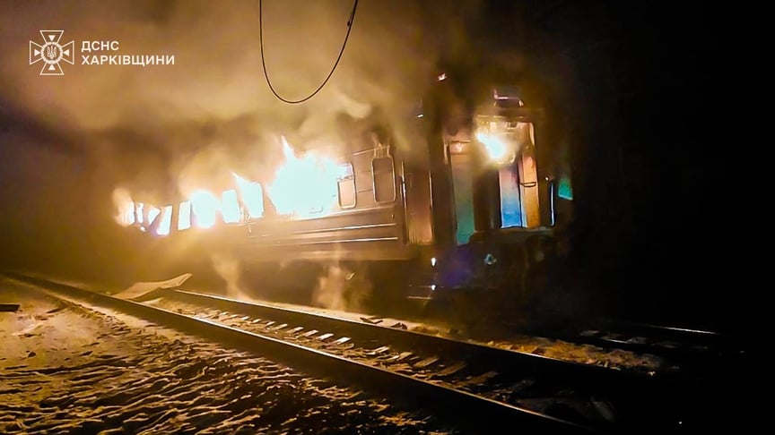 Пошкоджений російським ударом вагон потяга «Укрзалізниці» на Харківщині