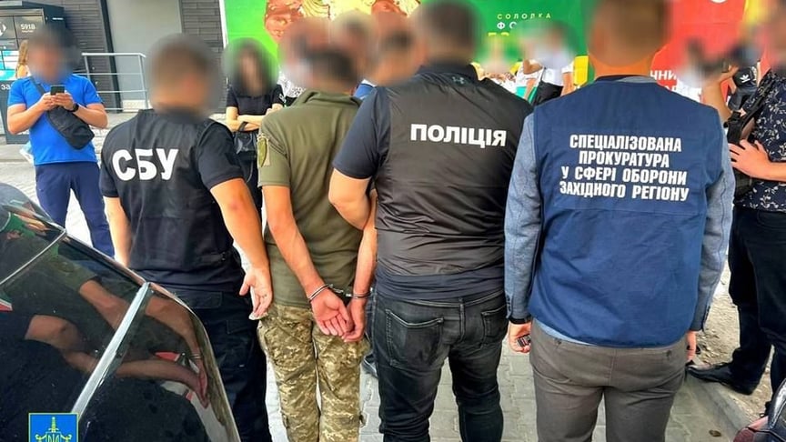 На Хмельниччині посадовця військкомату викрили на одержанні $4500 хабаря 
