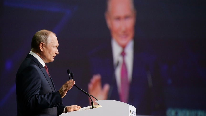 Глава рф володимир путін під час виступу на економічному форумі у Санкт-Петербурзі у 2021 році