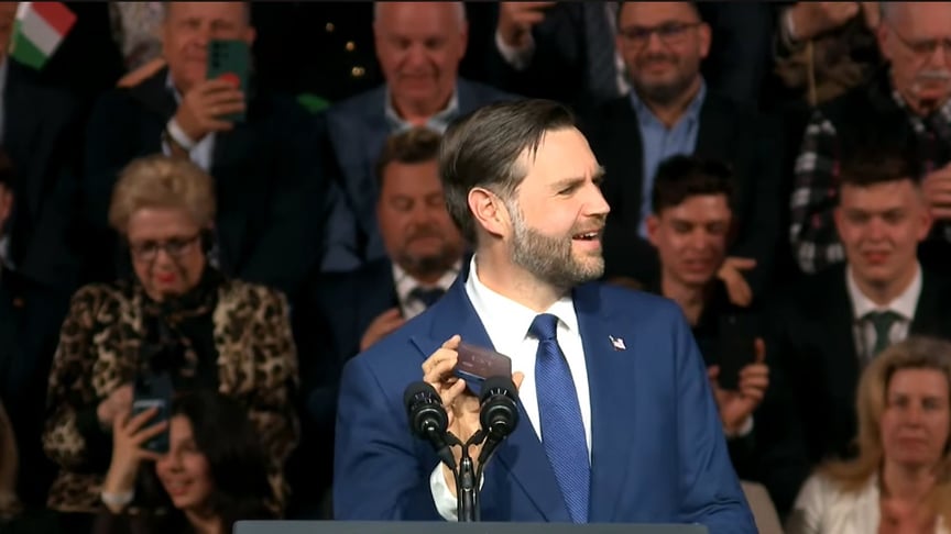 Віцепрезидент США Джей Ді Венс тримає телефон, з якого мовить президент США Дональд Трамп на мітингу у Будапешті, 7 квітня 2026 року