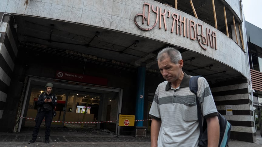 Чоловік іде біля пошкодженої станції метро після російського обстрілу Києва, 21 липня 2025 року