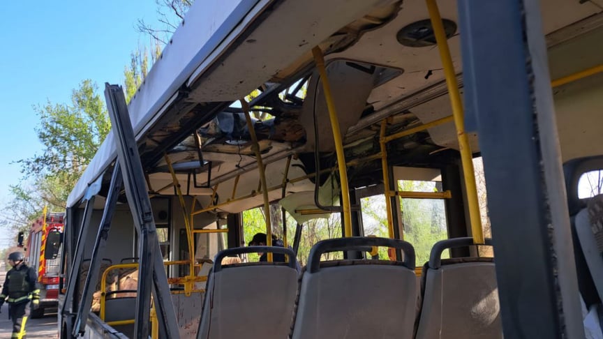 Наслідки удару по автобусу в Марганці