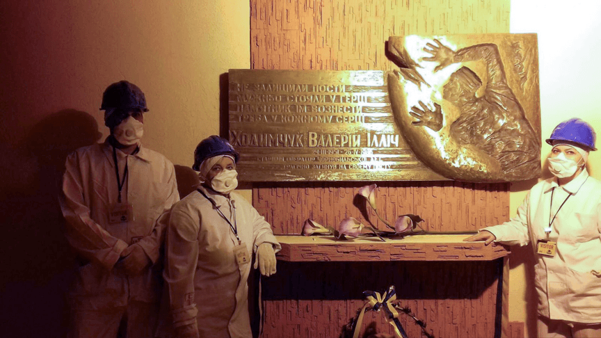 Пам'ятна дошка з відбитками рук Наталі і Лариси Ходимчук на ЧАЕС