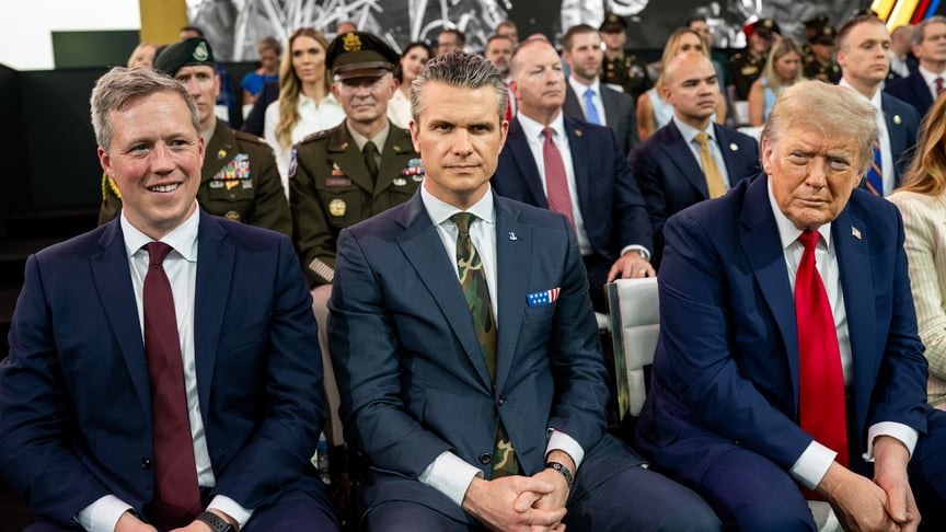 Міністр оборони США Піт Гегсет Міністр оборони США Піт Гегсет (у центрі)