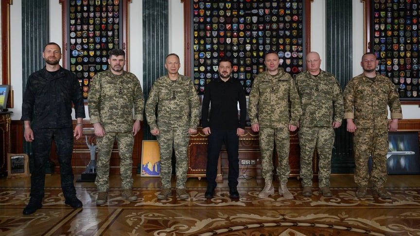 Зліва направо. Євгеній Хмара, Андрій Гнатов, Олександр Сирський, Володимир Зеленський, Михайло Драпатий, Ігор Скибюк, Павло Паліса