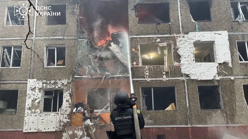 Последствия попадания российского дрона в многоэтажку в Чернигове, 25 декабря 2025 года