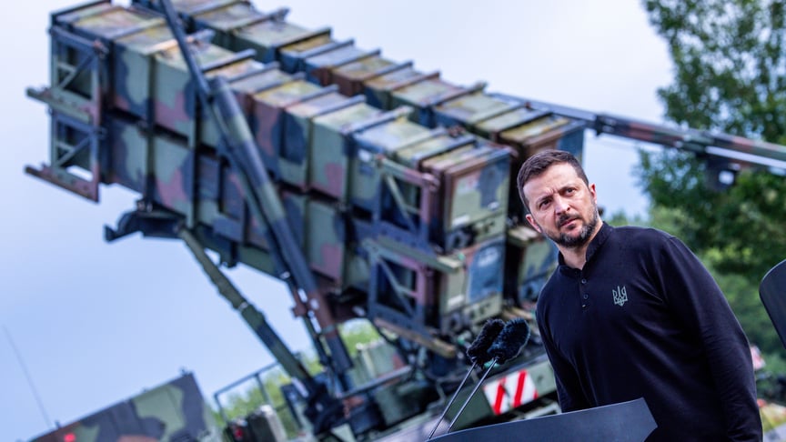 Володимир Зеленський стоїть перед зенітно-ракетним комплексом «Patriot» на військовому полігоні під час Міжнародної конференції з питань відновлення України, 11–12 червня 2024 року