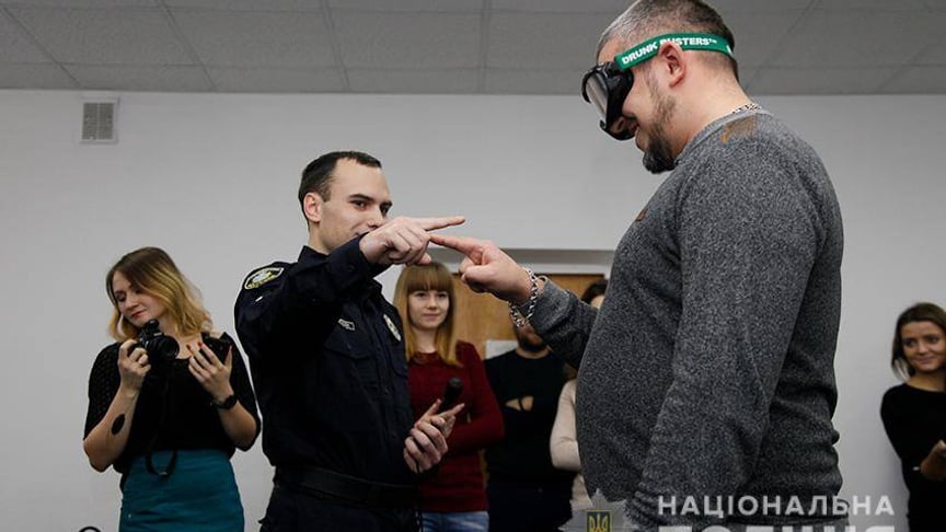 У Хмельницькому поліція презентувала окуляри «Drunk Busters», які імітують сп'яніння