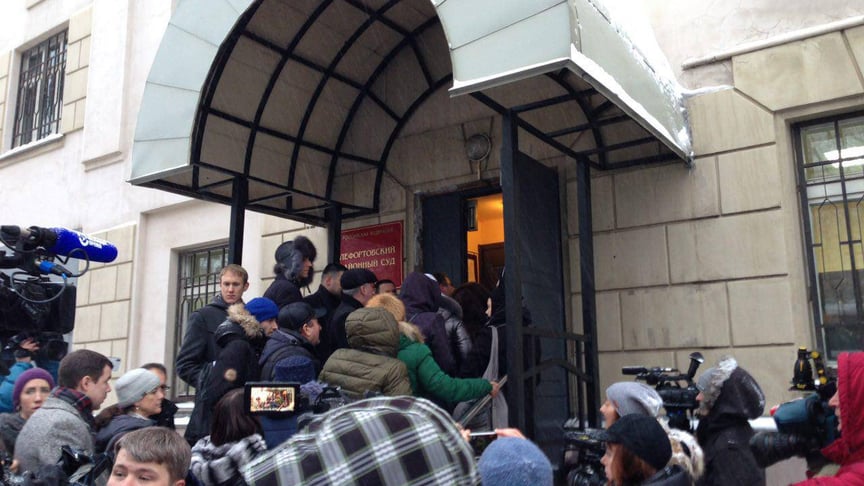 Родичі моряків заходять до будівлі Лефортовського суду Москви, 15 січня 2019