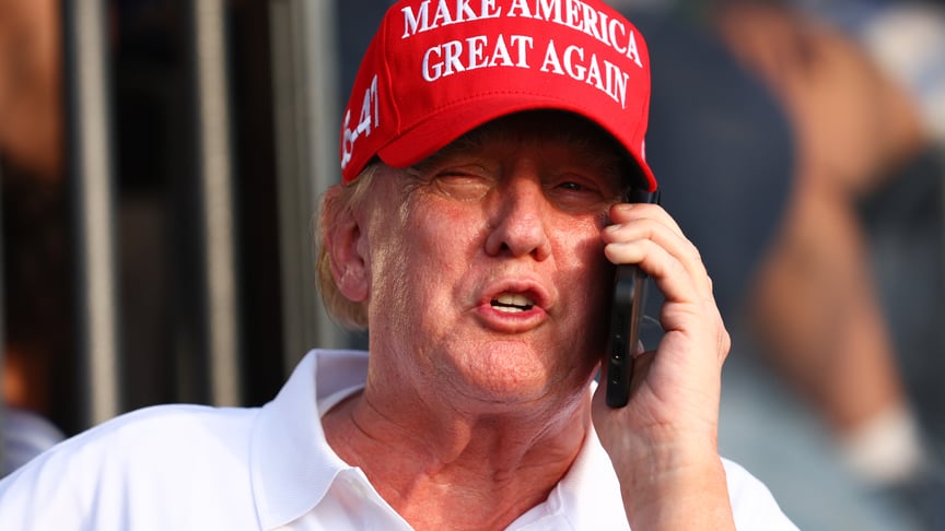 Ілюстративне фото. Дональд Трамп розмовляє телефоном, 7 квітня 2024 року