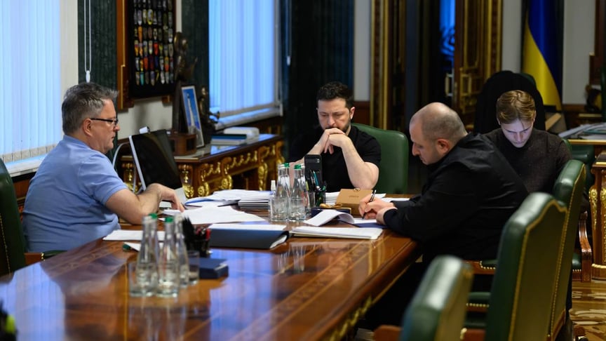 (Зліва направо). Заступник голови Офісу президента Сергій Кислиця, президент Володимир Зеленський та голова Служби зовнішньої розвідки Рустем Умєров
