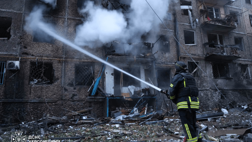 Рятувальник гасить пожежу, що виникла внаслідок атаки рф по Херсону, 17 жовтня 2026 року