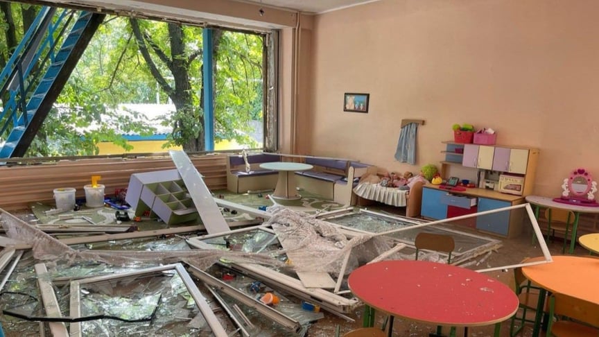 Пошкоджений унаслідок російського удару дитячий садок у місті Самар