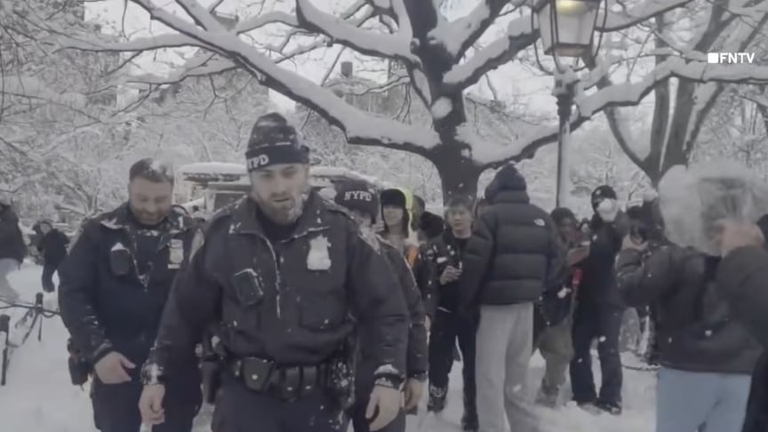 Поліція Нью-Йорка порушила справу через те, що її офіцерів закидали сніжками. Мер спробував згладити ситуацію — і отримав критику