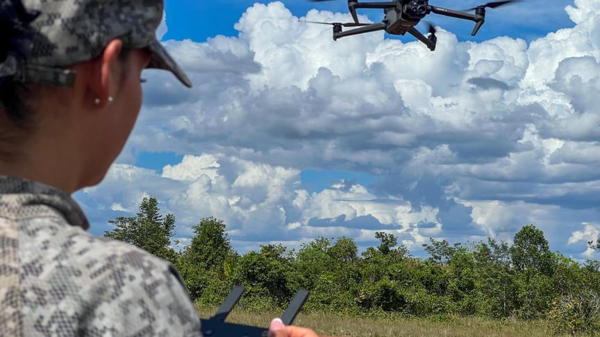 Колумбійська військова керує дроном