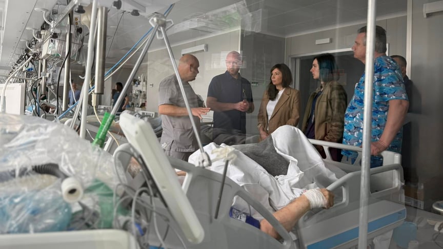 Лікарі та Департаменту охорони здоров’я КМДА Тетяна Мостепан під час огляду постражалих внаслідок теракту у Києві