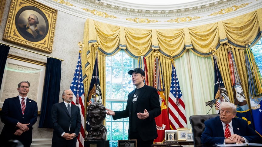 Міністр фінансів США Скотт Бессент, міністр торгівлі США Говард Латнік, мільярдер Ілон Маск та президент США Дональд Трамп під час пресконференції в Овальному кабінеті Білого дому, 30 травня 2025 року