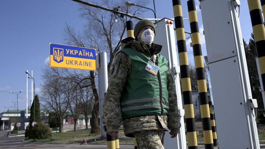 Прикордонник на зачиненому в період карантину пункті пропуску між Польщею та Україною в Шегинях, Україна, 17 березня 2020 року. Введення урядом в Україні режиму надзвичайної ситуації не обмежує права людей на переміщення, але на тлі захисту від поширення коронавірусу українські кордони будуть закриті з 17 березня по 3 квітня 2020 року