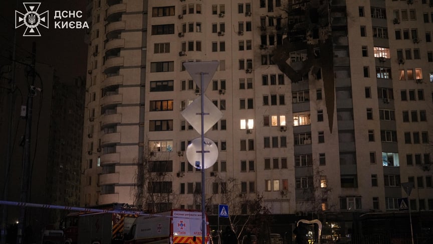 Будинок, який зазнав пошкоджень внаслідок російського обстрілу Києва, 9 січня 2026 року