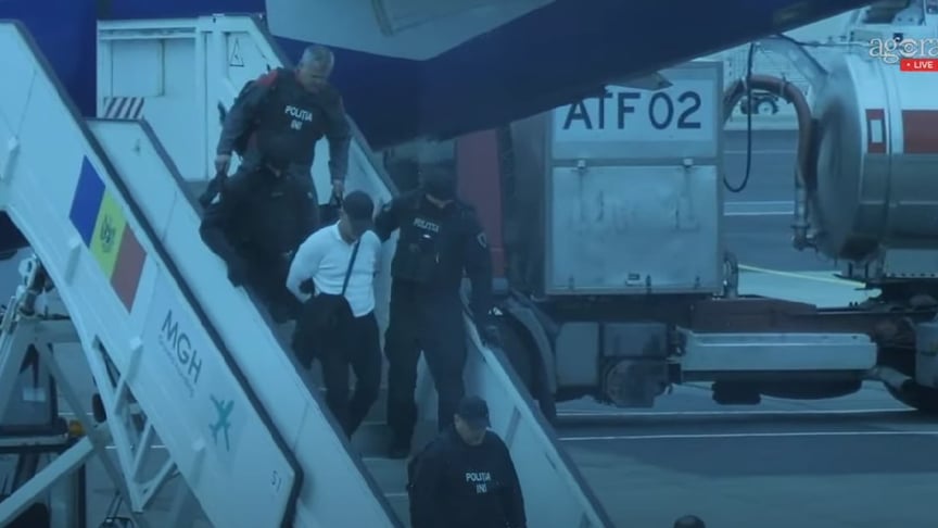 Олігарх-втікач Володимир Плахотнюк виходить із літака у Кишиневі