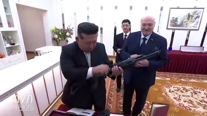 Глава Північної Кореї Кім Чени Ин тримає у руках автомат, подарований самопроголошеним президентом Білорусі Кім Чен Ином