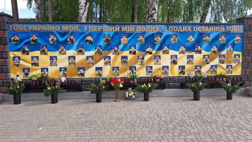 Стела у Мізочі, із якої хлопець украв квіти Стела у Мізочі, із якої хлопець украв квіти