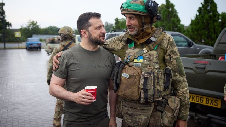 Військовий спілкується з президентом Володимиром Зеленським на Донеччині, 26 червня 2023 року