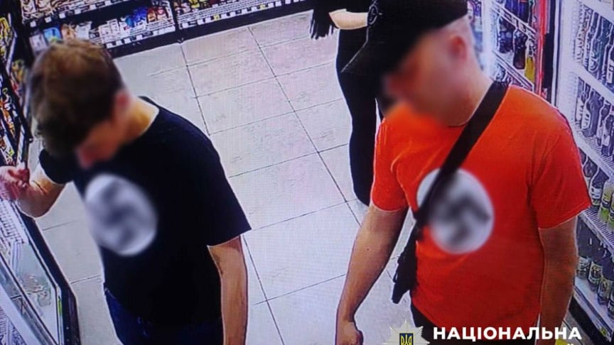 Чоловік разом із товаришем носили одяг із забороненими символами Чоловік разом із товаришем носили одяг із забороненими символами