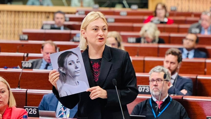 Народна депутатка Євгенія Кравчук показує фотографію журналістки Вікторї Рощиної, яка загинула у російському полоні
