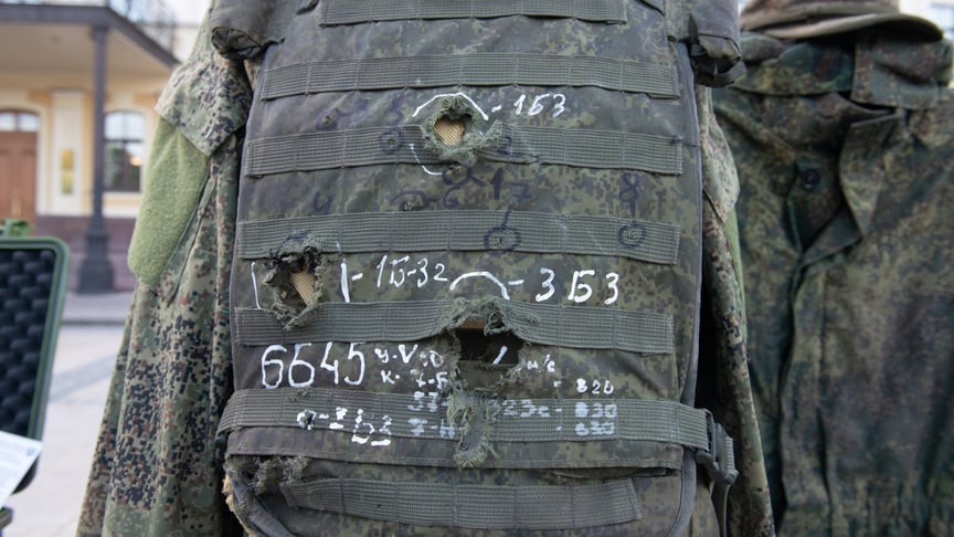 Ілюстративне фото. Бронежилет російського військового на виставці в Києві