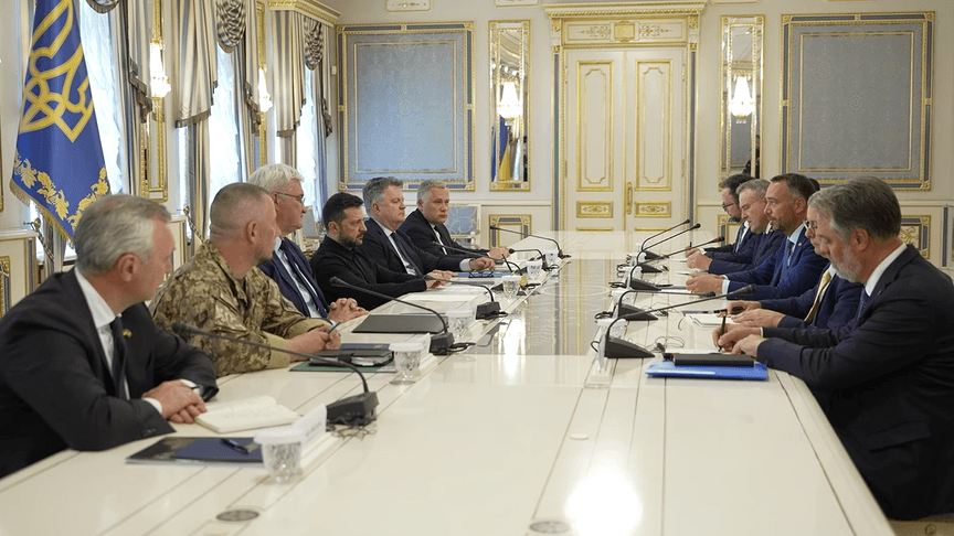 Президент Володимир Зеленський під час зустрічі з міністром закордонних справ Бельгії Максимом Прево Президент Володимир Зеленський під час зустрічі з міністром закордонних справ Бельгії Максимом Прево