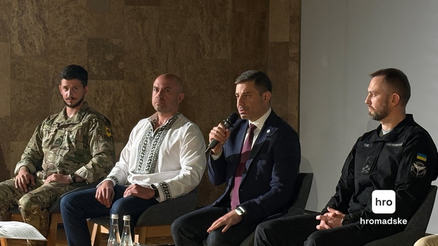 Омбудсмен Дмитрий Лубинец (в центре) на презентации проекта «Сделано в россии. Доставлено в плен», Киев, 22 мая 2026 года