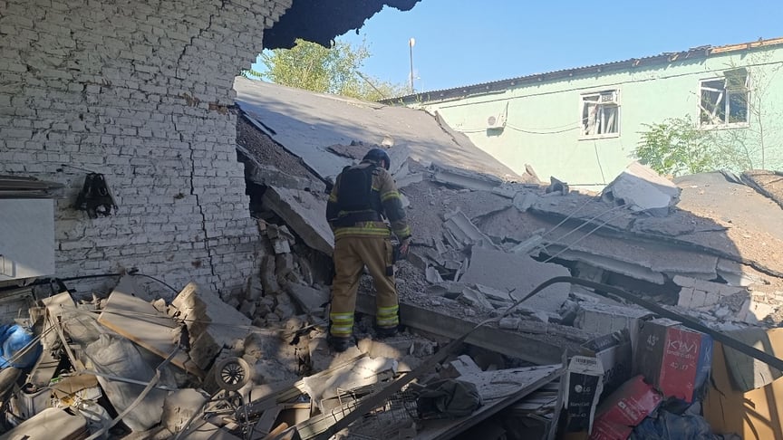 Рятувальники ліквідовують наслідки російських ударів по Запоріжжю