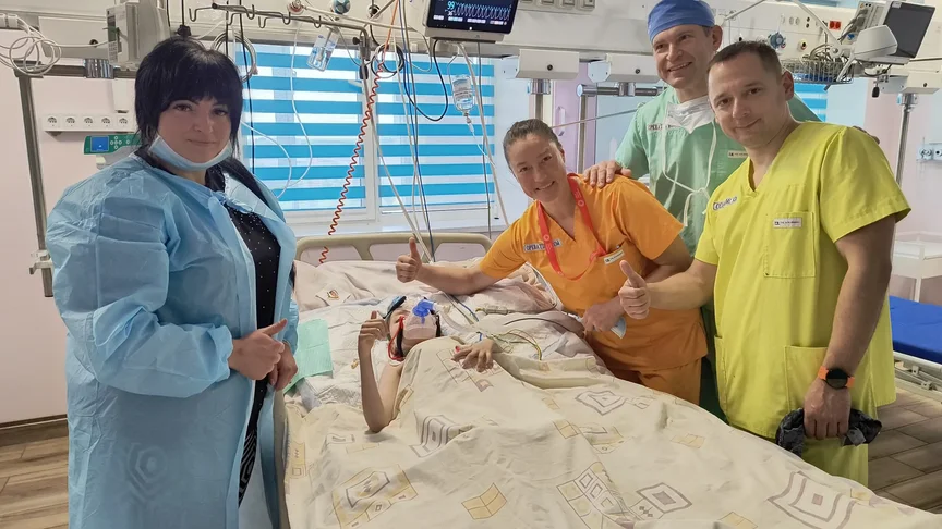 Хірурги прооперували 12-річну дівчинку з Львівщини, хребет якої викривився на 160 градусів