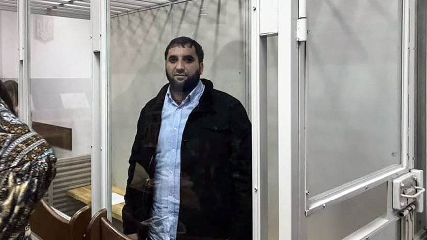 Салман Сайнароєв на лаві підсудних під час засідання Шевченківського райсуду Києва, 22 жовтня 2018 року. Суд має обрати йому запобіжний захід. Сайнароєва підозрюють у нападі на магазин і вбивстві охоронця