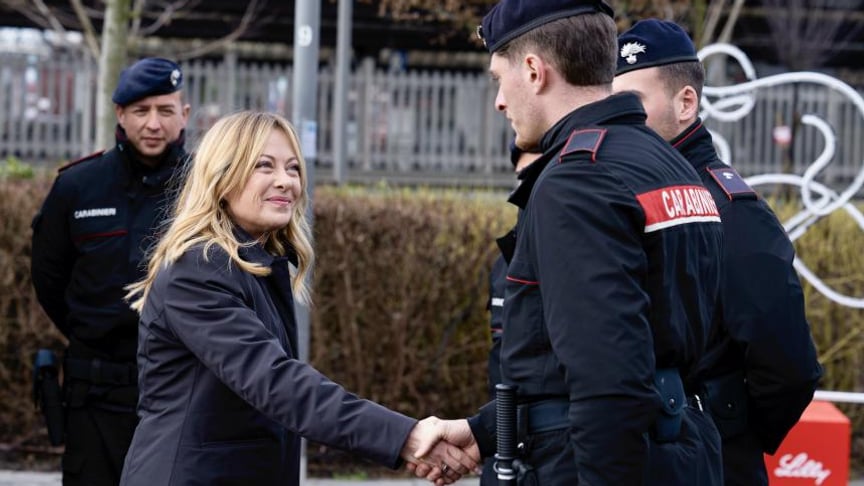 Прем'єр-міністерка Джорджа Мелоні навідала карабінерів, що патрулюють вулиці Мілана