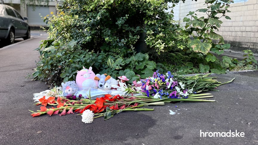 Цветы и игрушки на месте гибели двух 12-летних девочек в Киеве