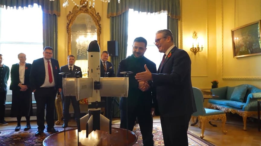 Президент України Володимир Зеленський показує прем'єр-міністру Великої Британії Кіру Стармеру безпілотник Octopus