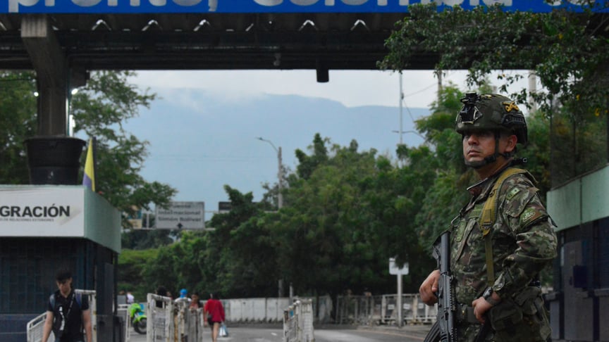 Колумбійський солдат, дислокований у Кукуті, стоїть на варті на прикордонному переході із сусідньою Венесуелою, 3 січня 2026 року
